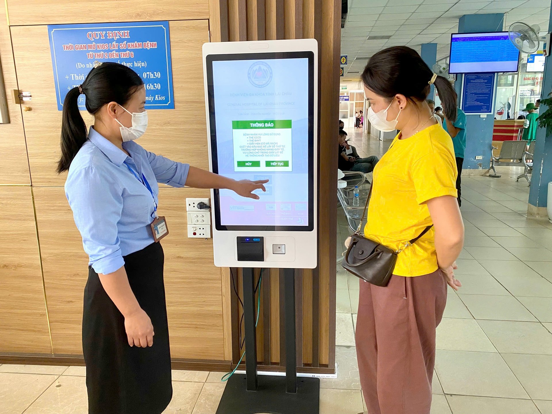 İl Genel Hastanesi'ndeki KİOSK cihazı aracılığıyla hastaların otomatik muayene numarası alabilmelerini sağlamak amacıyla dijital teknoloji altyapısı devreye alındı. Hạ tầng công nghệ số được triển khai, giúp người bệnh lấy số khám tự động qua máy KIOSK tại Bệnh viện Đa khoa tỉnh.