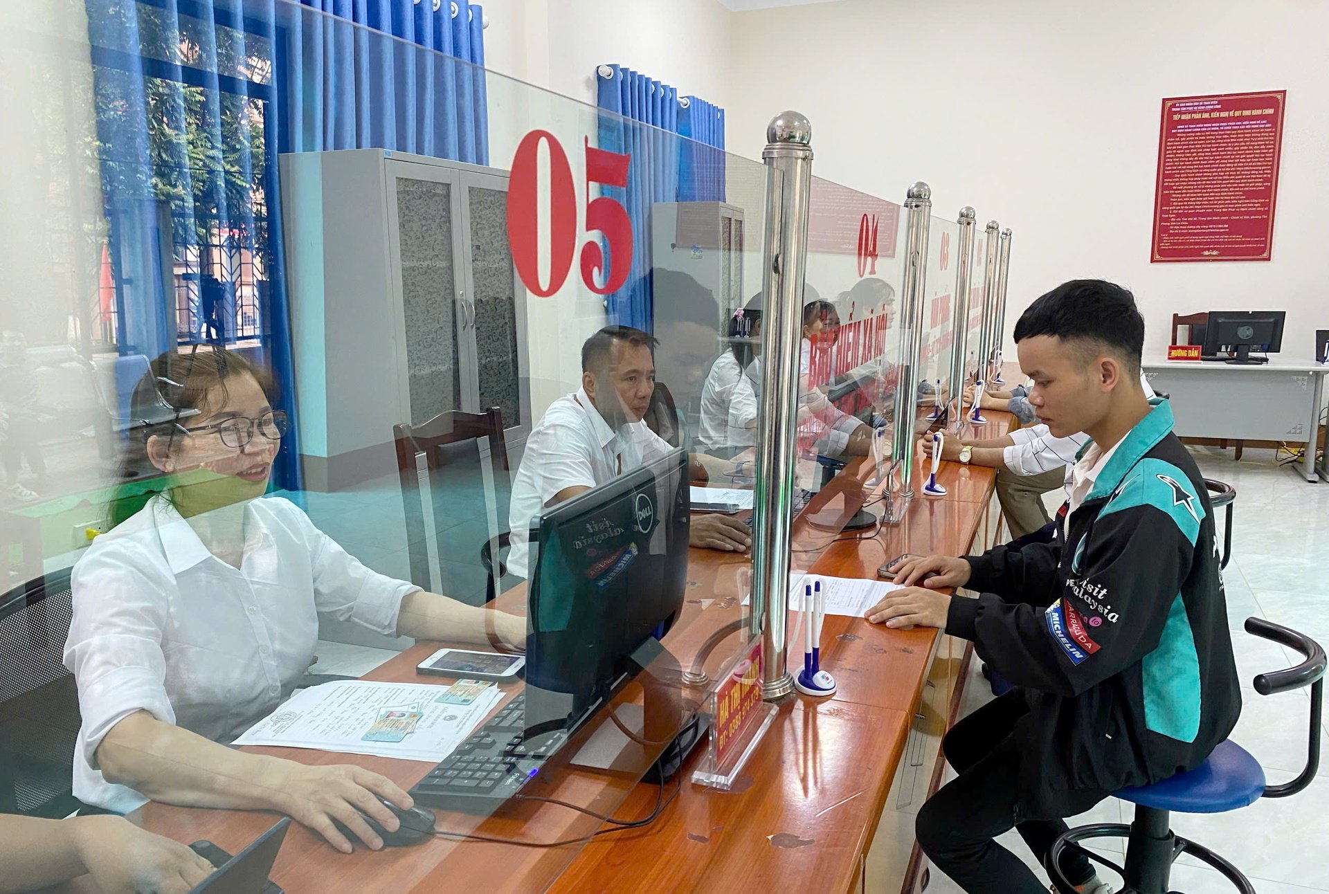 Mahalle ve köylerdeki Kamu Yönetimi Hizmet Merkezleri eş zamanlı olarak yatırım yapılarak, vatandaşların gelip işlem yapabilmeleri kolaylaştırılmaktadır. Trung tâm Phục vụ hành chính công các xã, phường được đầu tư đồng bộ, tạo thuận lợi cho người dân đến giao dịch.