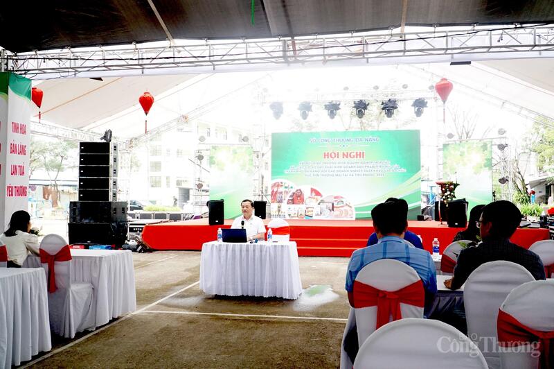 Konferanse om sammenkobling av handel med fjellprodukter i Da Nang by.