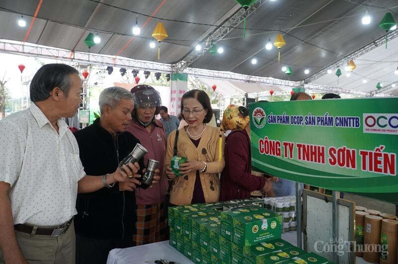 Introduserer produkter fra midtlandet og fjellene i Da Nang til forbrukere i Tien Phuoc kommune.
