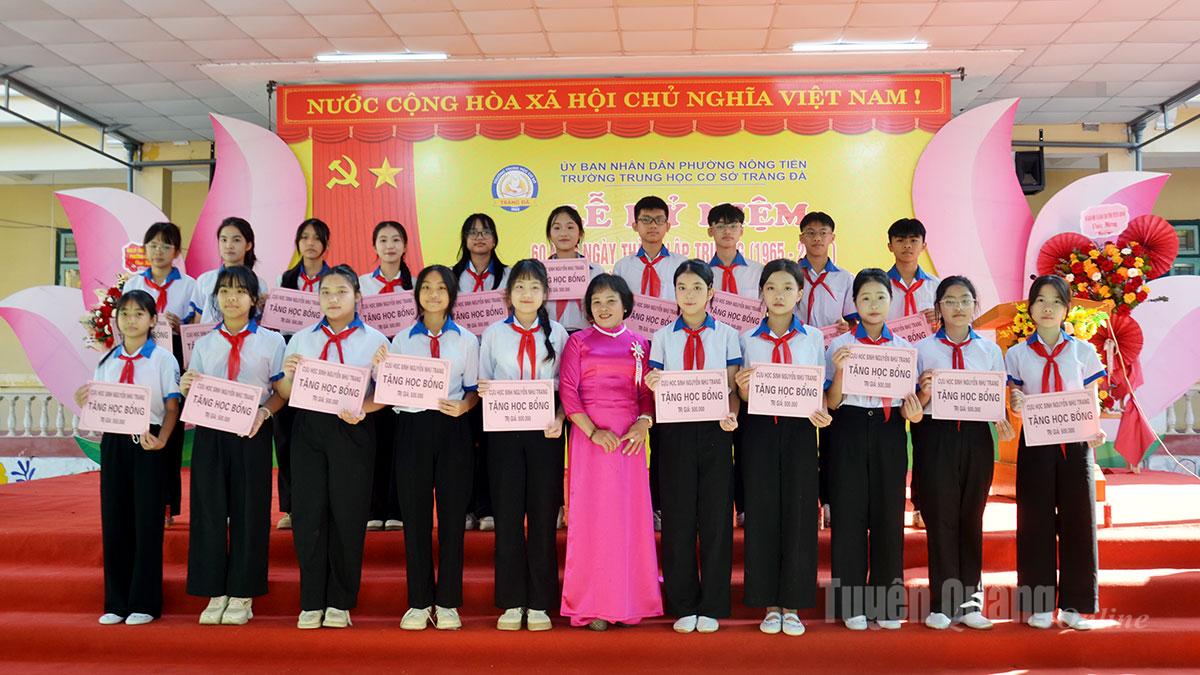 Representanter för skolans sponsorer och alumner delade ut stipendier till elever vid Trang Da Secondary School med utmärkta akademiska prestationer under läsåret 2024-2025.
