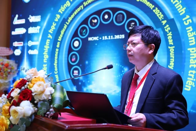 ৭০% এরও বেশি চিকিৎসার সিদ্ধান্ত পরীক্ষার ফলাফলের উপর নির্ভর করে - ছবি ১। Hơn 70% quyết định điều trị phụ thuộc kết quả xét nghiệm- Ảnh 1.