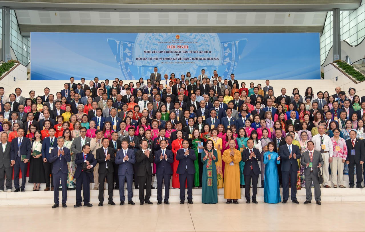 នាយករដ្ឋមន្ត្រី Pham Minh Chinh បានថតរូបអនុស្សាវរីយ៍ជាមួយជនវៀតណាមនៅបរទេសមកពីជាង ៤០ ប្រទេស និងដែនដីចូលរួមសន្និសីទលើកទី ៤ ស្តីពីជនជាតិវៀតណាមនៅឯបរទេសជុំវិញពិភពលោក និងវេទិកាអ្នកជំនាញ និងបញ្ញវន្តវៀតណាមនៅបរទេស - រូបថត៖ VGP/Nhat Bac