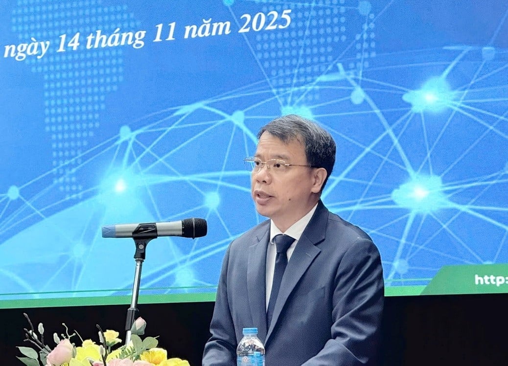 वियतनाम एकेडमी ऑफ ट्रेडिशनल मेडिसिन - फ़ार्मेसी के निदेशक, एसोसिएट प्रोफ़ेसर, डॉ. गुयेन क्वोक हुई ने कहा कि डिजिटल परिवर्तन घरेलू औषधीय संसाधनों के संरक्षण, विकास और टिकाऊ उपयोग में एक नया दृष्टिकोण खोलता है। फोटो: लैन ची। PGS.TS Nguyễn Quốc Huy - Giám đốc Học viện Y - Dược học cổ truyền Việt Nam cho rằng, chuyển đổi số mở ra hướng tiếp cận mới trong bảo tồn, phát triển và sử dụng bền vững nguồn dược liệu trong nước. Ảnh: Lan Chi.