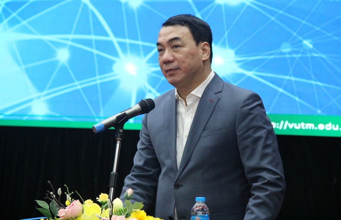 स्वास्थ्य मंत्रालय के विज्ञान, प्रौद्योगिकी एवं प्रशिक्षण विभाग के निदेशक, एसोसिएट प्रोफेसर डॉ. गुयेन न्गो क्वांग के अनुसार, पोलित ब्यूरो के संकल्प संख्या 57-NQ/TW और डिजिटल परिवर्तन स्वास्थ्य क्षेत्र के लिए प्रशिक्षण और अनुसंधान में प्रौद्योगिकी के अनुप्रयोग हेतु अनुकूल परिस्थितियाँ उत्पन्न कर रहे हैं। फोटो: लैन ची। Theo PGS.TS. Nguyễn Ngô Quang - Cục trưởng Cục Khoa học Công nghệ và Đào tạo, Bộ Y tế, Nghị quyết số 57-NQ/TW của Bộ Chính trị và chuyển đổi số đang tạo điều kiện thuận lợi để ngành Y tế ứng dụng công nghệ vào đào tạo và nghiên cứu. Ảnh: Lan Chi.