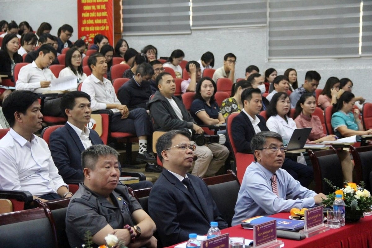 कार्यशाला में यह दर्शाया गया कि औषधीय जड़ी-बूटियों के संरक्षण और विकास में स्वास्थ्य और कृषि क्षेत्रों के बीच बेहतर समन्वय स्थापित करने में डिजिटल परिवर्तन एक महत्वपूर्ण साधन बन रहा है। चित्र: लैन ची। Hội thảo cho thấy chuyển đổi số đang trở thành công cụ quan trọng giúp ngành Y tế và ngành Nông nghiệp phối hợp chặt chẽ hơn trong bảo tồn và phát triển dược liệu. Ảnh: Lan Chi.