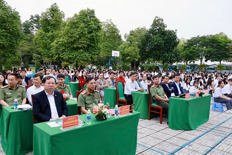 Делегаты на церемонии запуска модели.