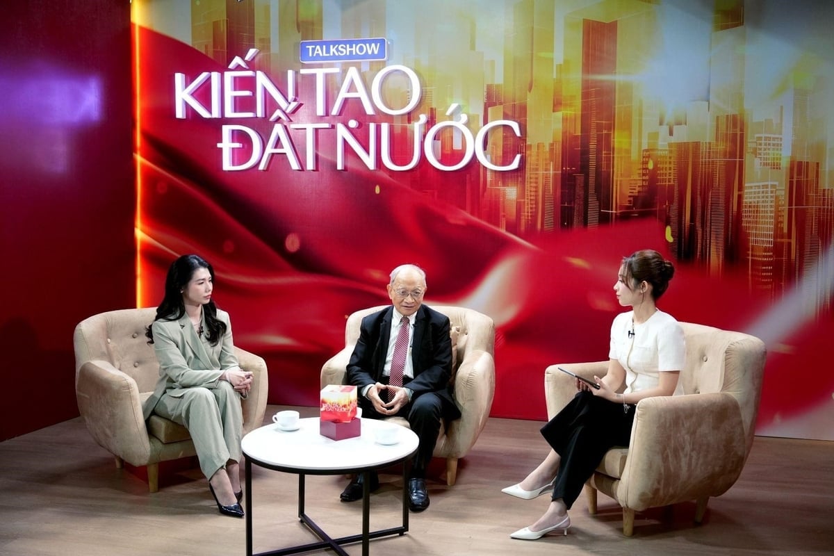 Dr. Le Dang Doanh, tidigare chef för Central Institute for Economic Management, och Ms. Thi Anh Dao, marknadschef för Masterise Group, delade med sig av sina tankar på talkshowen Building the Country, med temat TS. Lê Đăng Doanh, Nguyên Viện trưởng Viện Nghiên cứu Quản lý Kinh tế Trung ương và Bà Thi Anh Đào - Giám đốc Khối Marketing, Masterise Group chia sẻ tại Talkshow Kiến tạo Đất nước, chủ đề 'Kết nối để cất cánh'. Ảnh: CĐT.