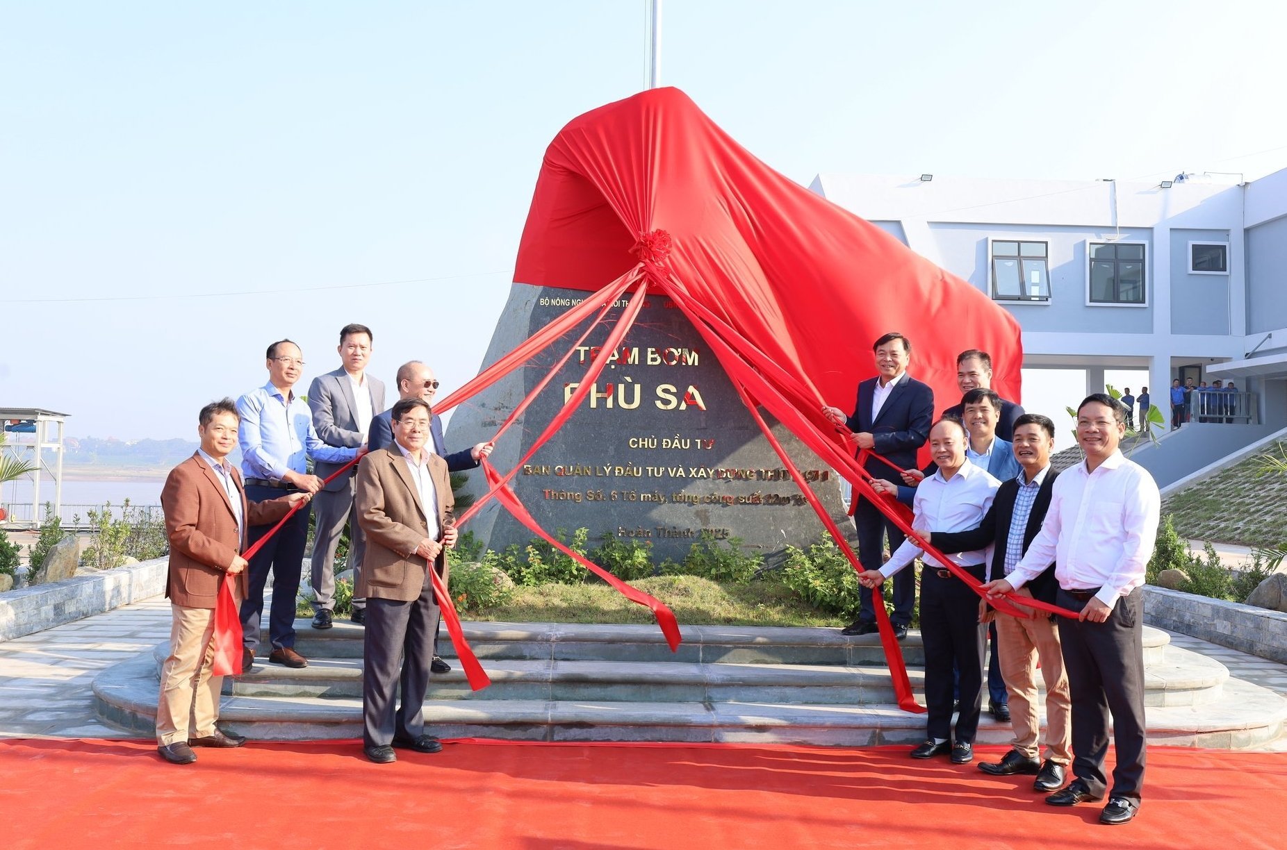 Biträdande minister Nguyen Hoang Hiep och ledare för enheter under jordbruks- och miljöministeriet utförde ceremonin där skylten sattes upp på Phu Sa pumpstation. Foto: Kim Nhue. Thứ trưởng Nguyễn Hoàng Hiệp và lãnh đạo các đơn vị thuộc Bộ Nông nghiệp và Môi trường thực hiện nghi thức gắn biển công trình Trạm bơm Phù Sa. Ảnh: Kim Nhuệ.