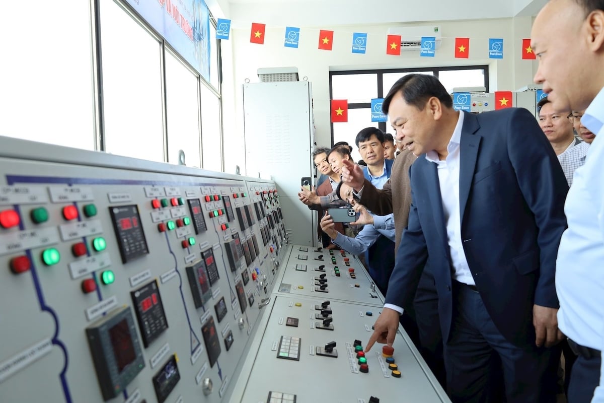 Biträdande minister Nguyen Hoang Hiep tryckte på knappen för att ta i bruk Phu Sa pumpstation, och tog därmed officiellt projektet i drift. Foto: Kim Nhue. Thứ trưởng Nguyễn Hoàng Hiệp nhấn nút vận hành Trạm bơm Phù Sa, chính thức đưa công trình vào khai thác. Ảnh: Kim Nhuệ.