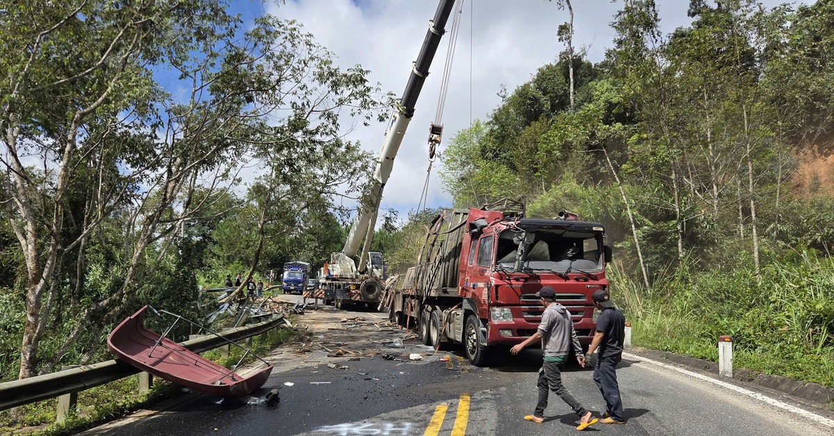 Xe đầu kéo lật giữa đèo Măng Đen, giao thông tê liệt