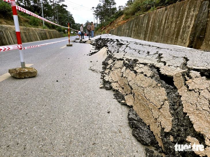 Quốc lộ 24 đoạn qua Măng Đen nứt, sụt lún, mặt đường vênh cả mét - Ảnh 1.
