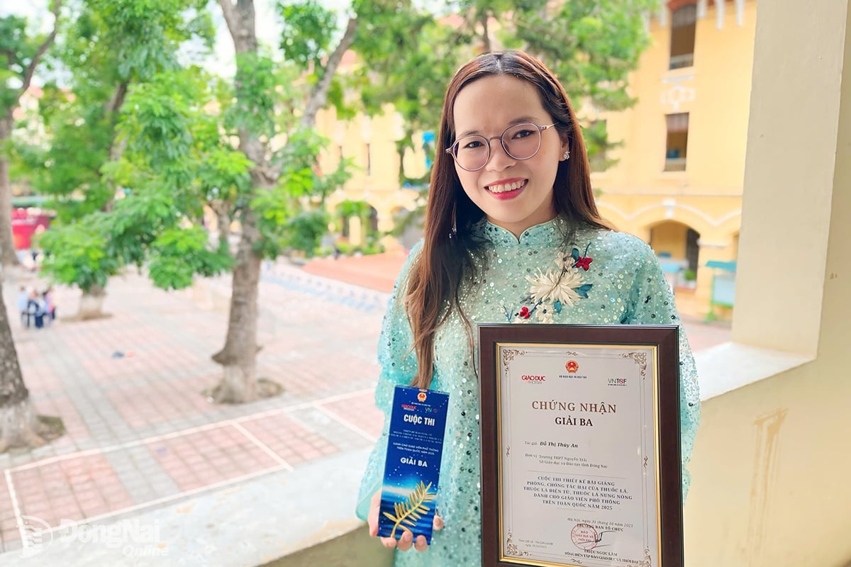 លោកស្រី Do Thi Thuy An ទទួលបានរង្វាន់ទីបីក្នុងការប្រកួតប្រជែងរចនាមេរៀនឆ្នាំ 2025 ស្តីពីការការពារ និងការត្រួតពិនិត្យផលប៉ះពាល់ដែលបង្កគ្រោះថ្នាក់នៃថ្នាំជក់ បារីអេឡិចត្រូនិច និងផលិតផលថ្នាំជក់កម្ដៅសម្រាប់គ្រូបង្រៀនទូទៅ។ រូបថត៖ Cong Nghia
