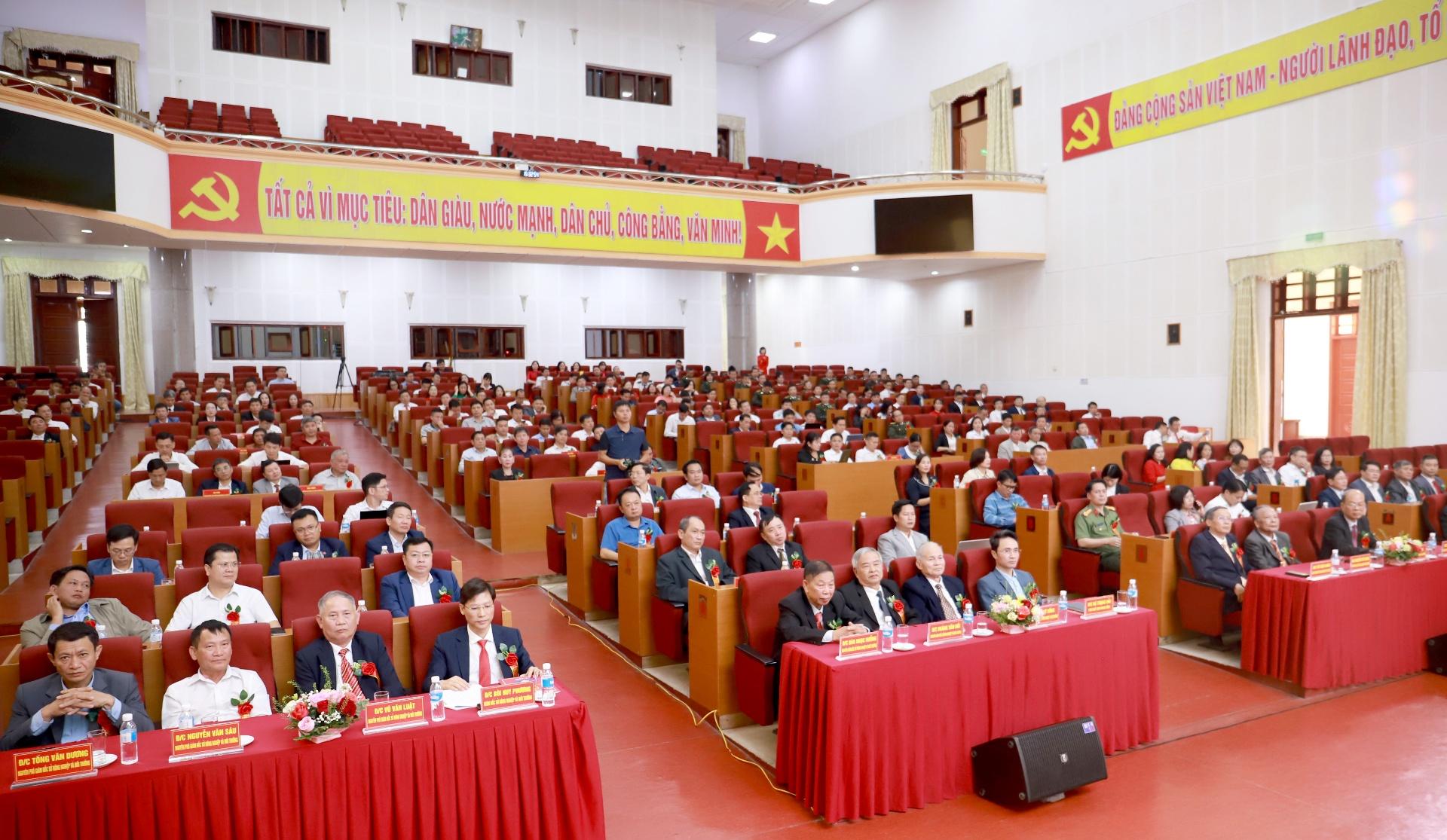 Delegater som deltar i mötet. Các đại biểu dự buổi gặp mặt.