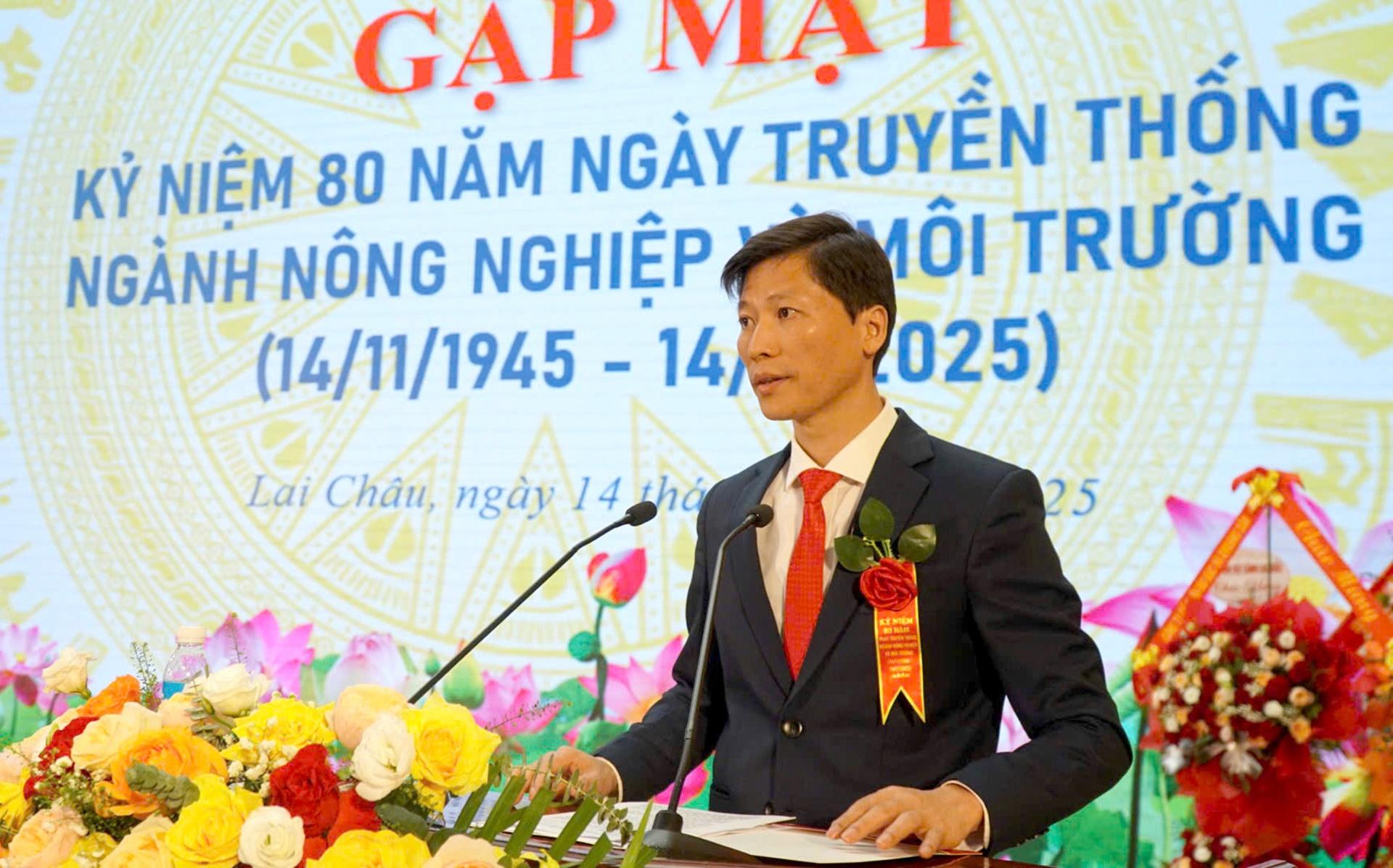 Kamrat Bui Huy Phuong - medlem av provinsiella partikommittén, chef för jordbruks- och miljödepartementet, granskade 80-årsjubileet av branschens tradition. Đồng chí Bùi Huy Phương - Tỉnh ủy viên, Giám đốc Sở Nông nghiệp và Môi trường ôn lại chặng đường 80 năm ngày truyền thống ngành.