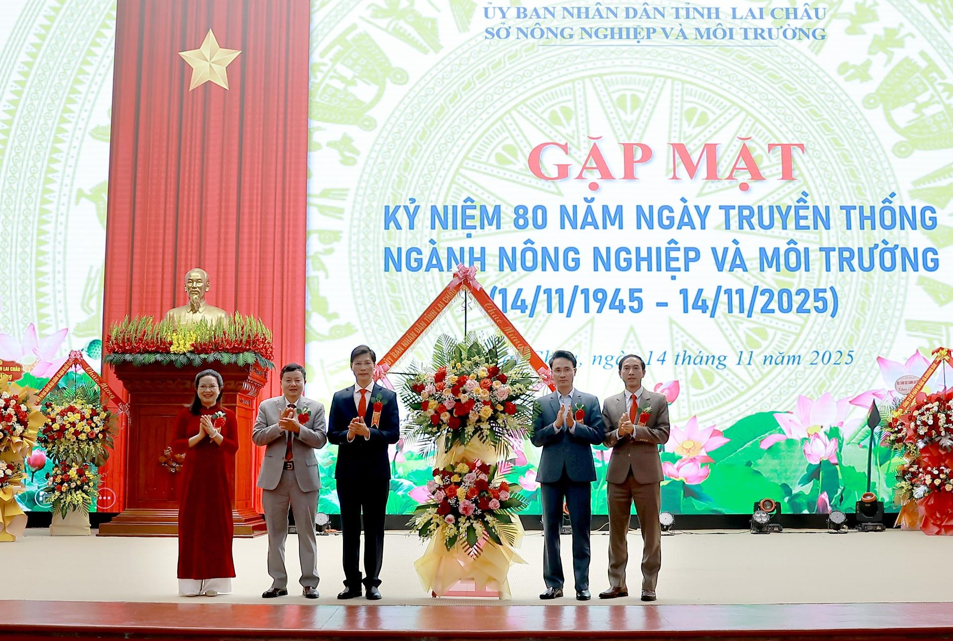 Kamrat Ha Van Um - tidigare chef för jordbruks- och miljödepartementet talade vid mötet. Kamrat Ha Trong Hai - vice ordförande för provinsens folkkommitté - överlämnade blommor för att gratulera vid mötet. Đồng chí Hà Văn Um - Nguyên Giám đốc Sở Nông nghiệp và Môi trường phát biểu tại buổi gặp mặt. Đồng chí Hà Trọng Hải - Phó Chủ tịch UBND tỉnh tặng hoa chúc mừng tại buổi gặp mặt.