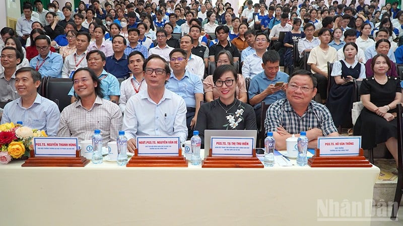 គណៈប្រតិភូ សាស្ត្រាចារ្យ អ្នកស្រាវជ្រាវ និងសិស្សានុសិស្សបានចូលរួមព្រឹត្តិការណ៍ជាបន្តបន្ទាប់។