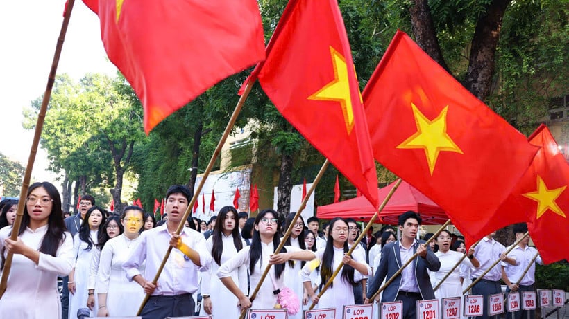Studenter utför högtidligt flagghälsningsceremonin. (Foto: Thanh Tung)