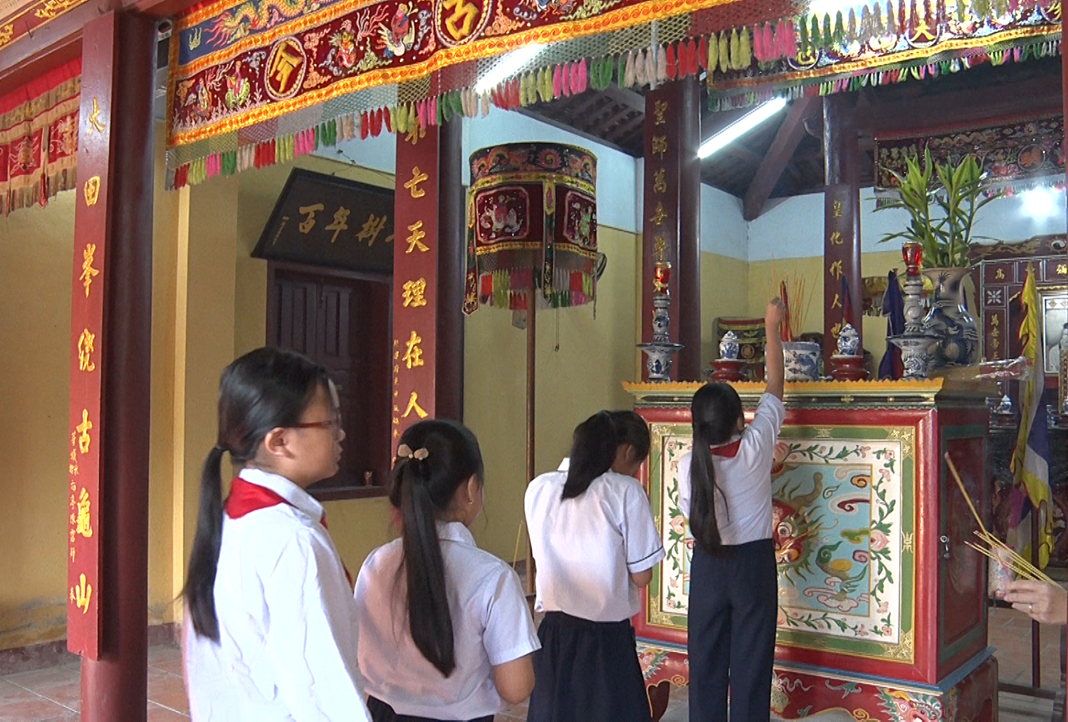 Os alunos oferecem incenso em memória dos santos.