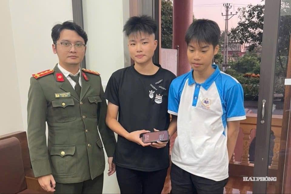 Hai học sinh xã Nguyễn Lương Bằng nhặt được điện thoại, trả lại người đánh rơi