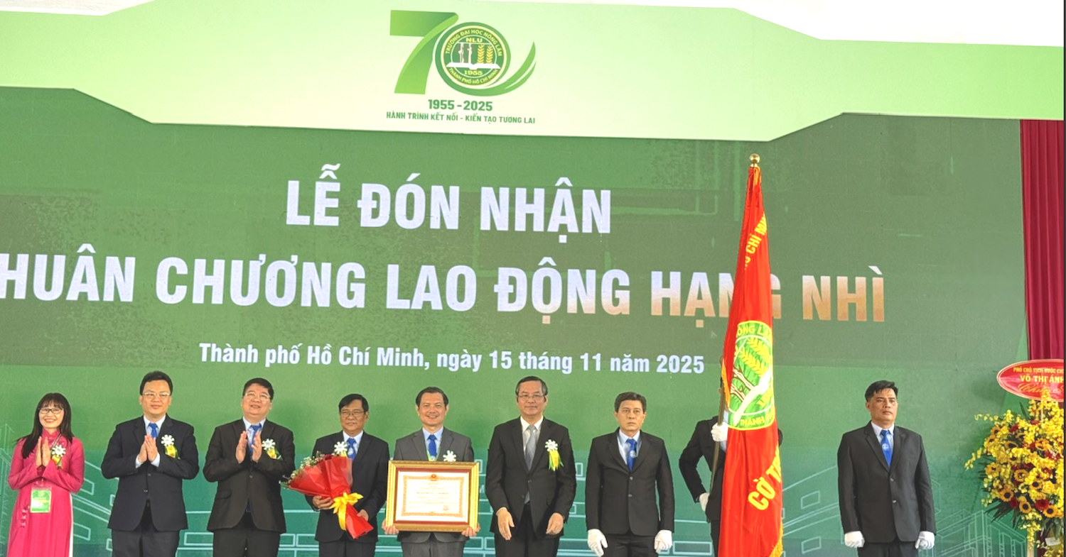 Trường ĐH Nông Lâm TPHCM đón Huân chương Lao động hạng Nhì