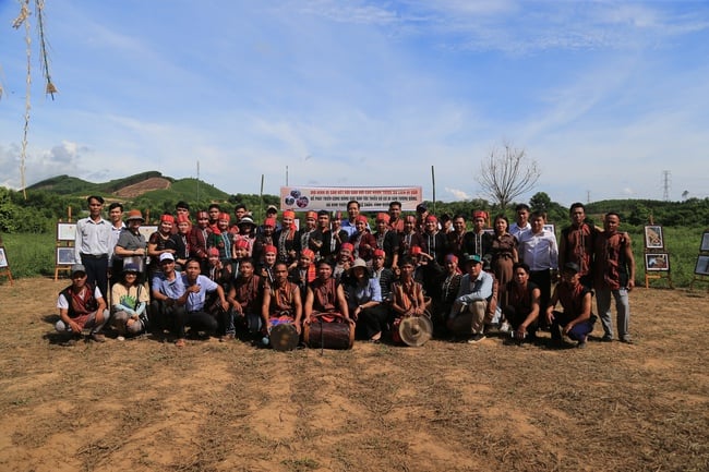 Todo o país reforça a redução da pobreza numa direção focada e fundamental, com investimento direcionado e associado à melhoria da capacidade das pessoas - Foto 1. Cả nước tăng cường thực hiện giảm nghèo theo hướng trọng tâm, trọng điểm, đầu tư có địa chỉ và gắn với nâng cao năng lực người dân - Ảnh 1.