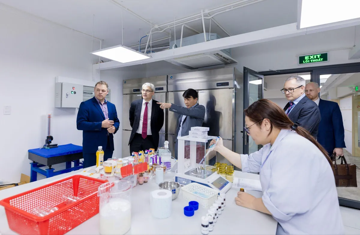 រដ្ឋមន្ត្រីក្រសួងហិរញ្ញវត្ថុនៃរដ្ឋ Victoria ប្រទេសអូស្ត្រាលី ធ្វើការជាមួយ Nutifood - រូបថត ១. Bộ trưởng Tài chính bang Victoria, Australia làm việc cùng Nutifood- Ảnh 1.