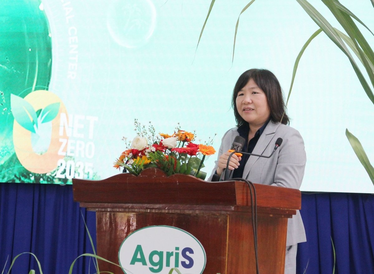 លោកស្រី Vo Thi Thuy Tien នាយកក្រុមហ៊ុន AgriS Ninh Hoa បាននិយាយនៅក្នុងសន្និសីទ។ រូបថត៖ ភួងជី។ Bà Võ Thị Thủy Tiên, Giám đốc Công ty AgriS Ninh Hòa phát biểu tại hội nghị. Ảnh: Phương Chi.