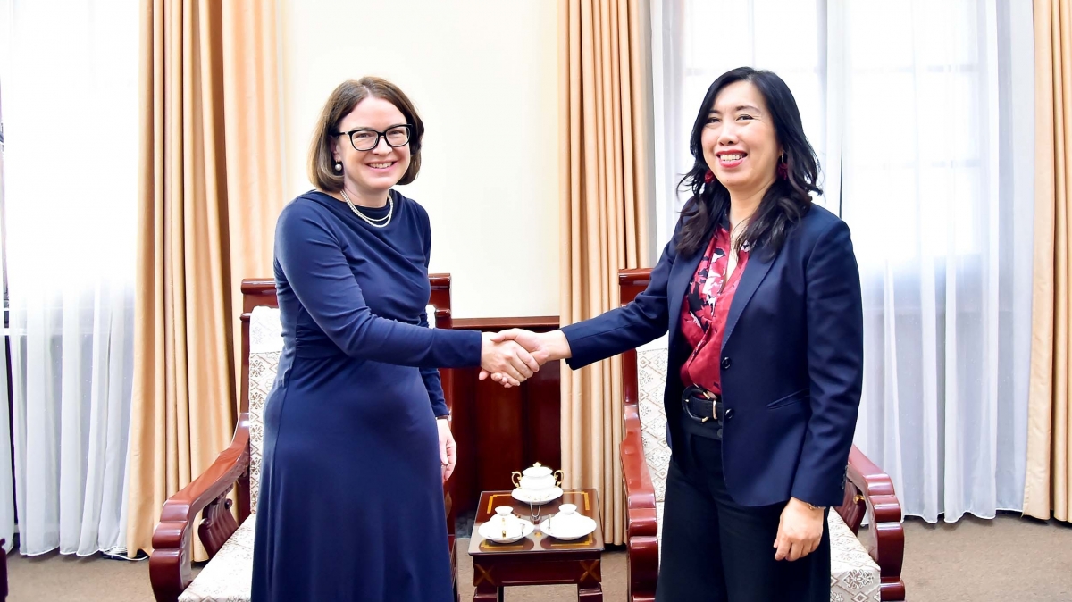 Thứ trưởng Ngoại giao Lê Thị Thu Hằng tiếp Đại sứ Ireland tại Việt Nam