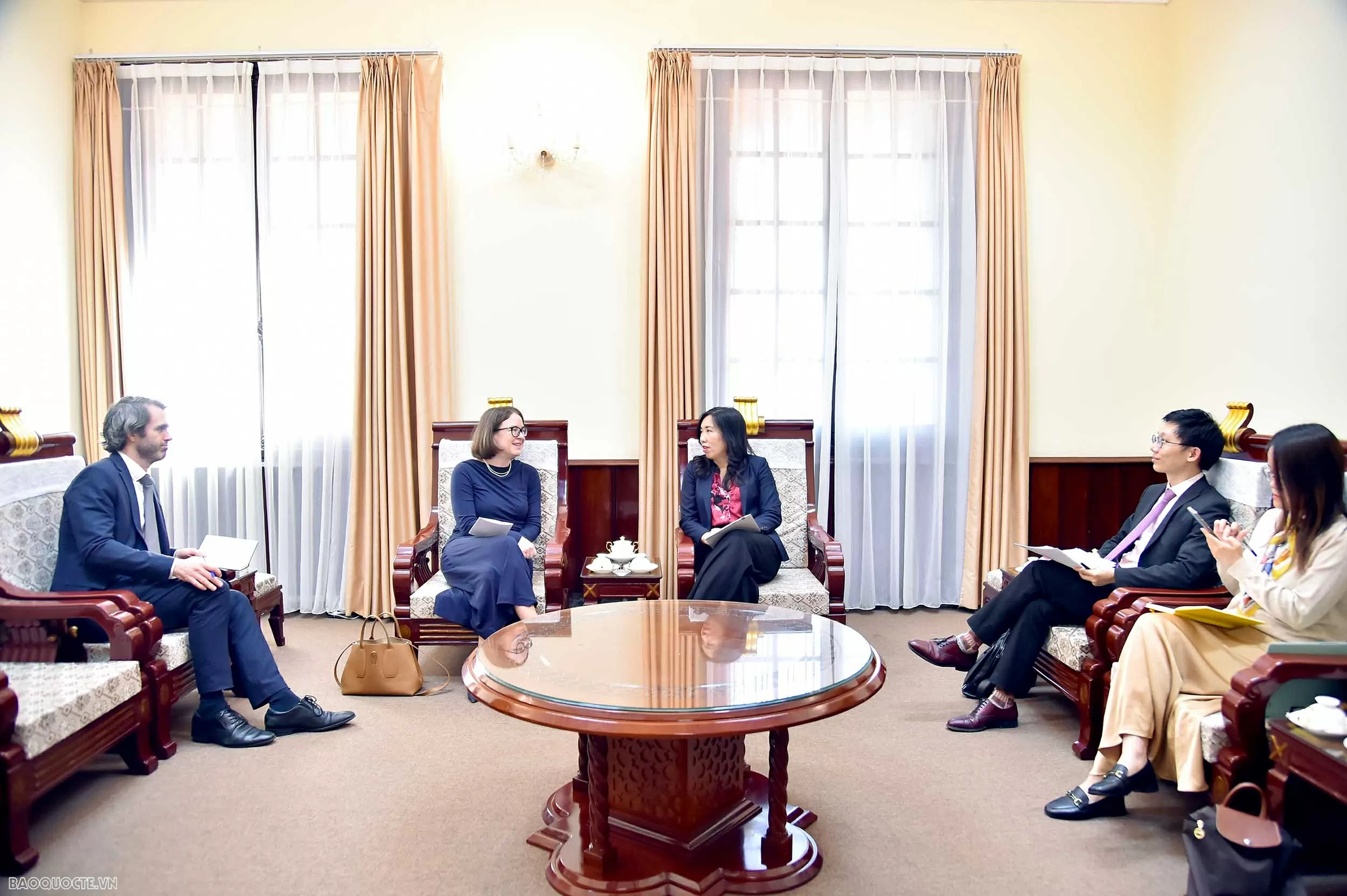 Thứ trưởng Lê Thị Thu Hằng tiếp Đại sứ Ireland tại Việt Nam Thứ trưởng Ngoại giao Lê Thị Thu Hằng tiếp Đại sứ Ireland tại Việt Nam