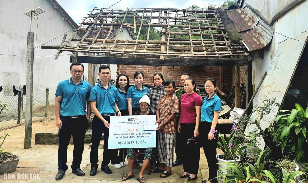 គណៈប្រតិភូ BIDV Phu Yen ប្រគល់ប្រាក់ឧបត្ថម្ភដល់គ្រួសារលោកស្រី Tran Thi Sau នៅភូមិ Long Ha (ឃុំ Dong Xuan) ដែលផ្ទះរបស់គាត់ត្រូវខ្យល់ព្យុះទី១៣ រលំដំបូល។