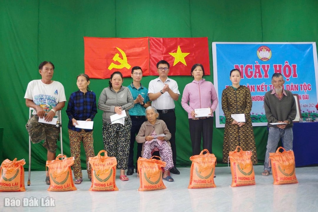 តំណាងសាខា BIDV Phu Yen និងអាជ្ញាធរមូលដ្ឋានបានប្រគល់អំណោយឧបត្ថម្ភដល់ប្រជាជនដែលរងផលប៉ះពាល់ដោយព្យុះលេខ 13 នៅសង្កាត់ Xuan Dai។