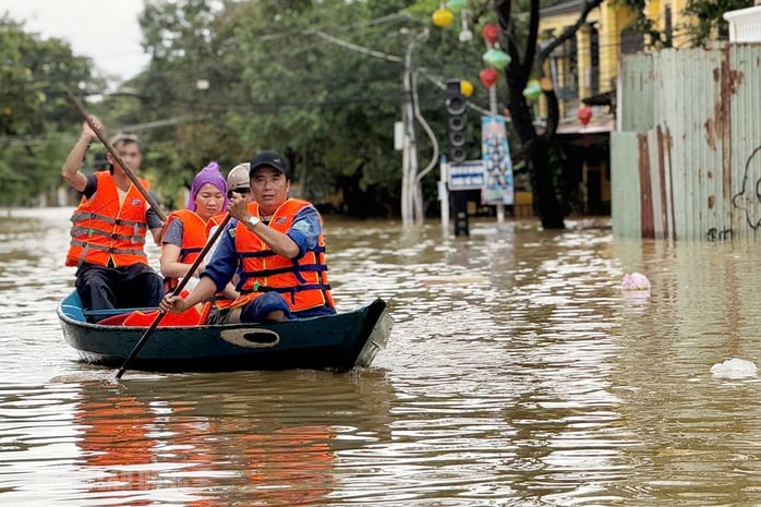 دانانگ نسبت به سیل شدید و باران گسترده از شب ۱۵ نوامبر هشدار میدهد - عکس ۱. Đà Nẵng cảnh báo lũ lớn và mưa diện rộng từ đêm 15 - 11 - Ảnh 1.
