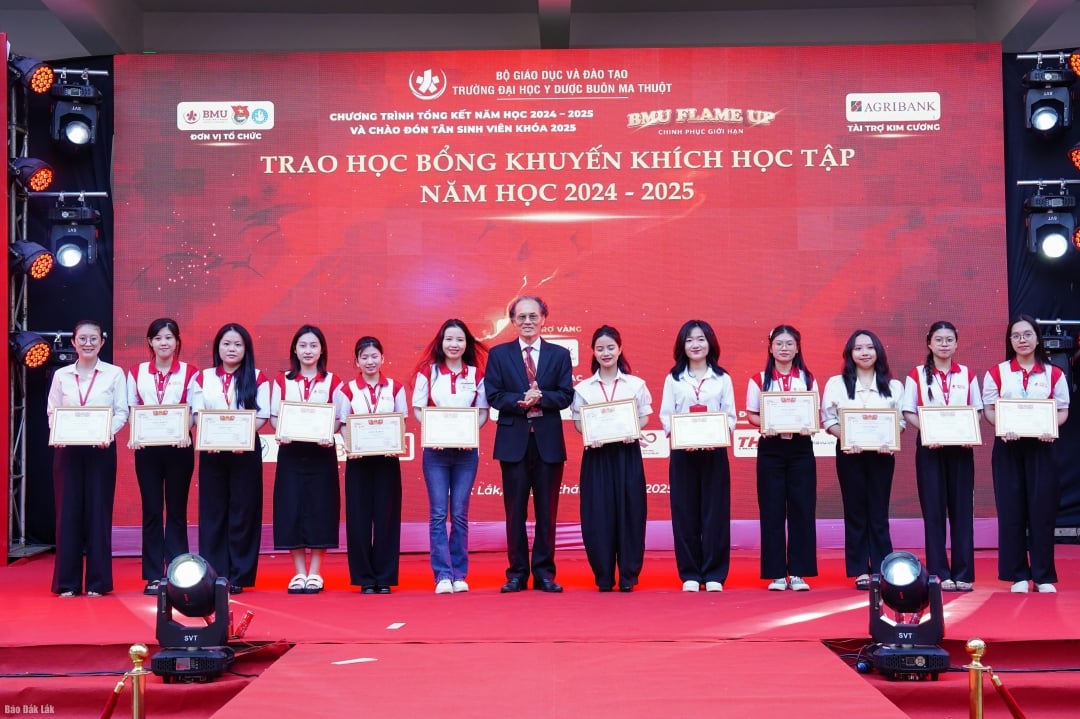 Профессор доктор Цао Тьен Дык, директор Университета медицины и фармации Буон Ма Туот, представил