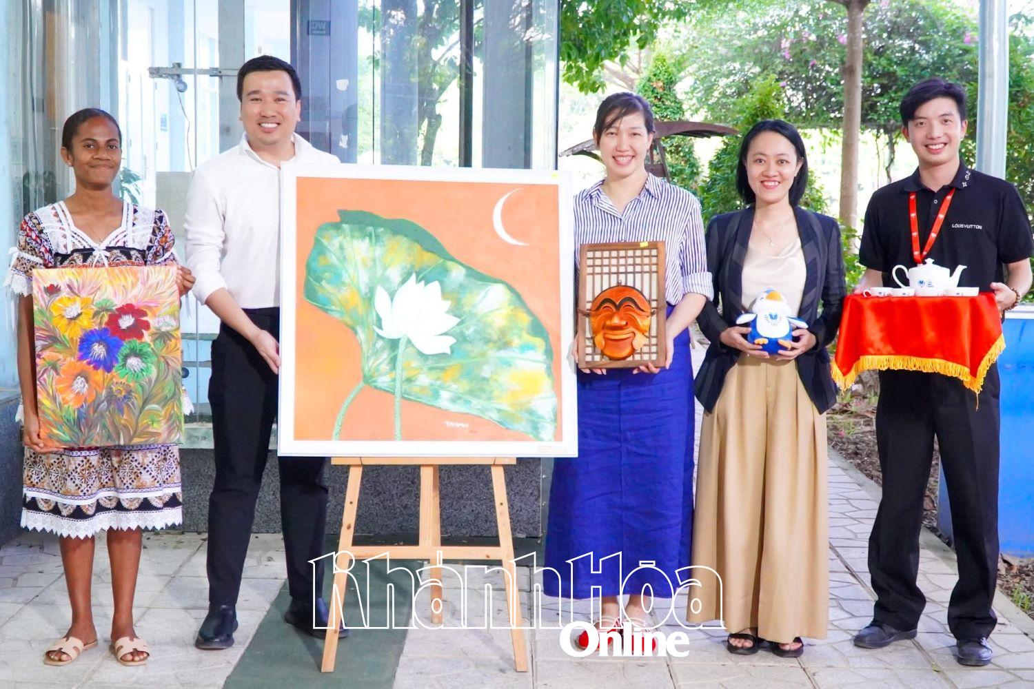 Föreläsare och studenter vid TBD University deltar i auktionering av föremål för att samla in pengar till stöd för människor i översvämningsdrabbade områden.