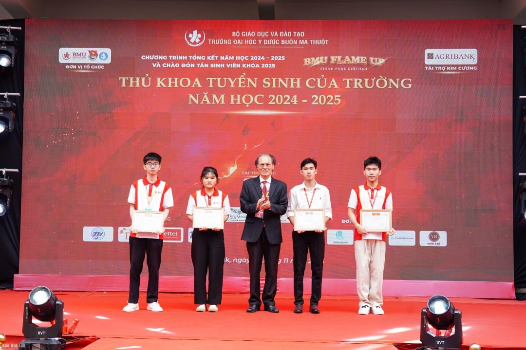 Профессору доктору наук Цао Тиен Дуку, ректору Университета медицины и фармацевтики Буонметхуот, вручены стипендии