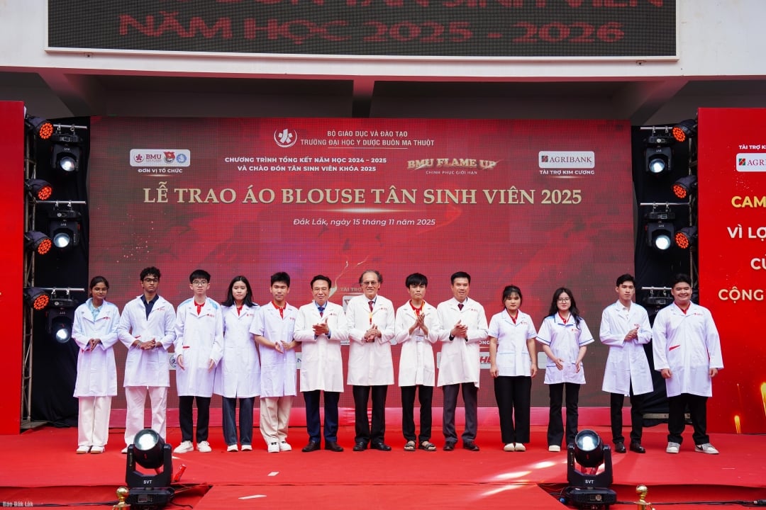 Новые ученики посещают церемонию вручения блузок