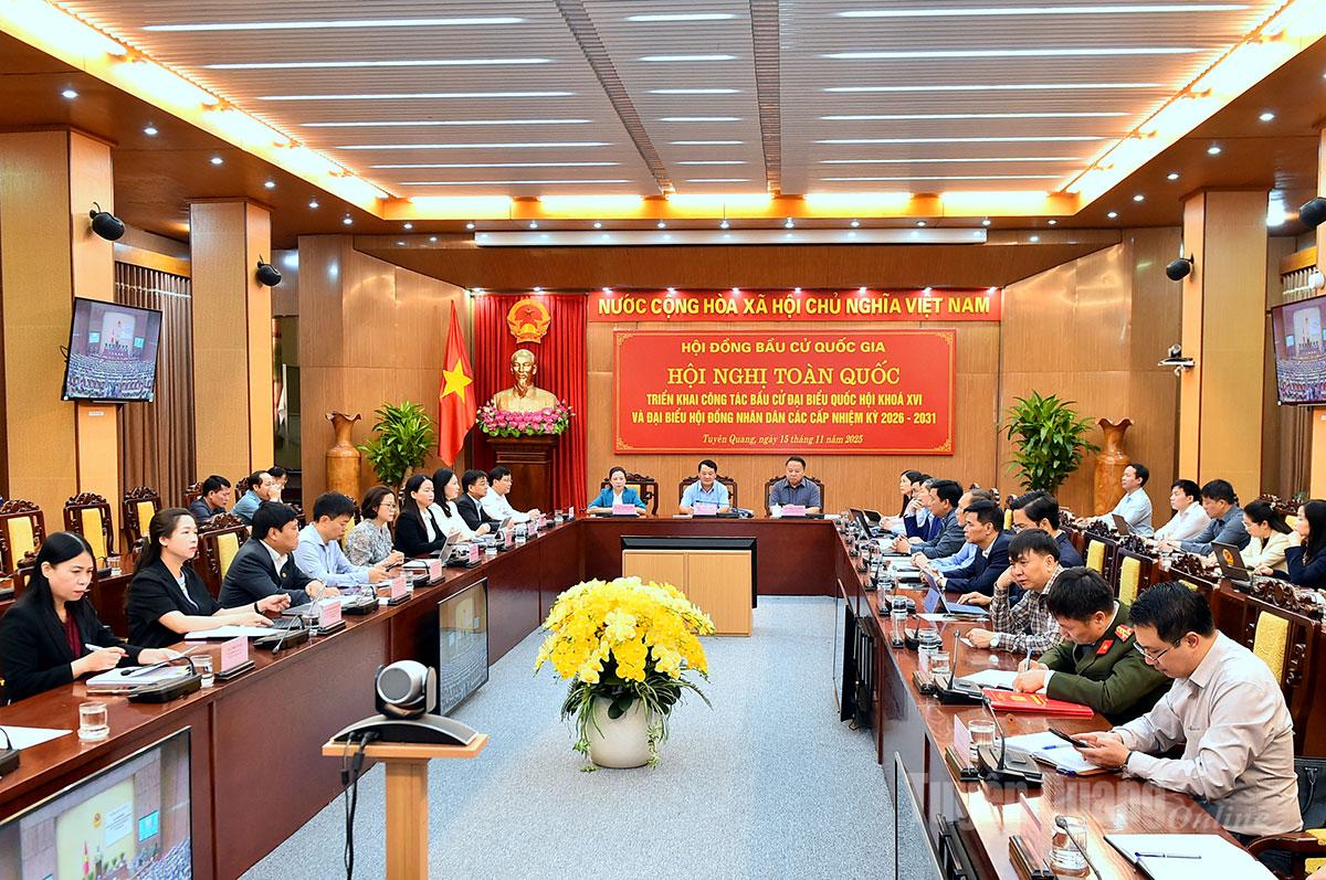 Делегати, присутні на конференції на мосту Туєн Куанг.