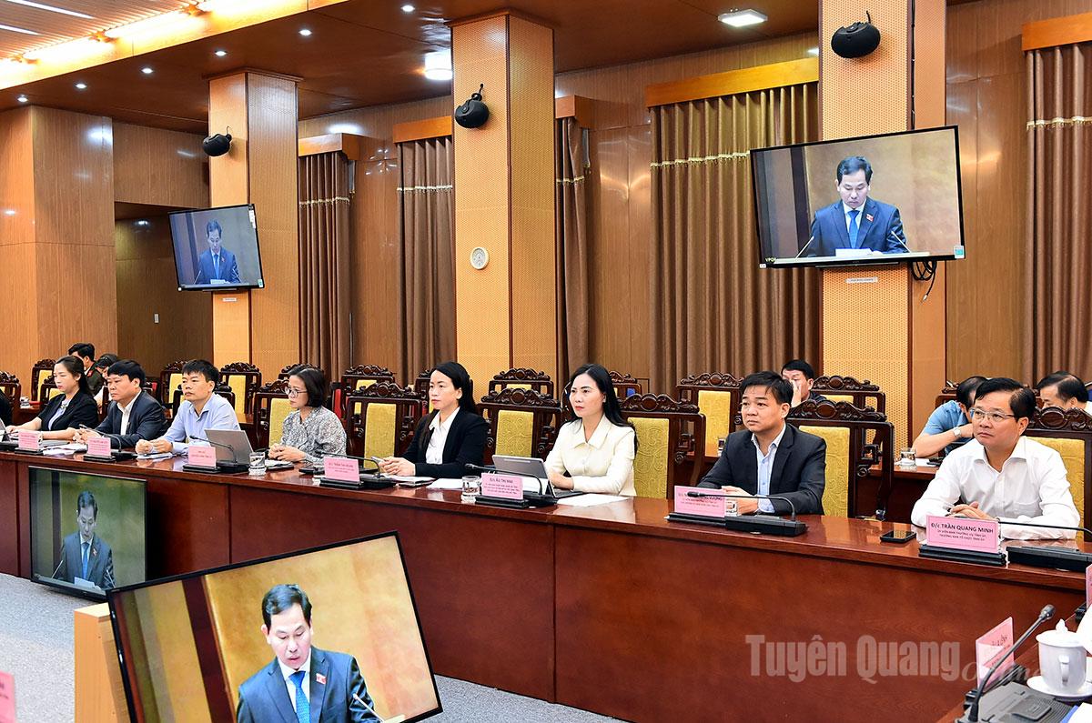 Делегати, присутні на конференції на мосту Туєн Куанг.