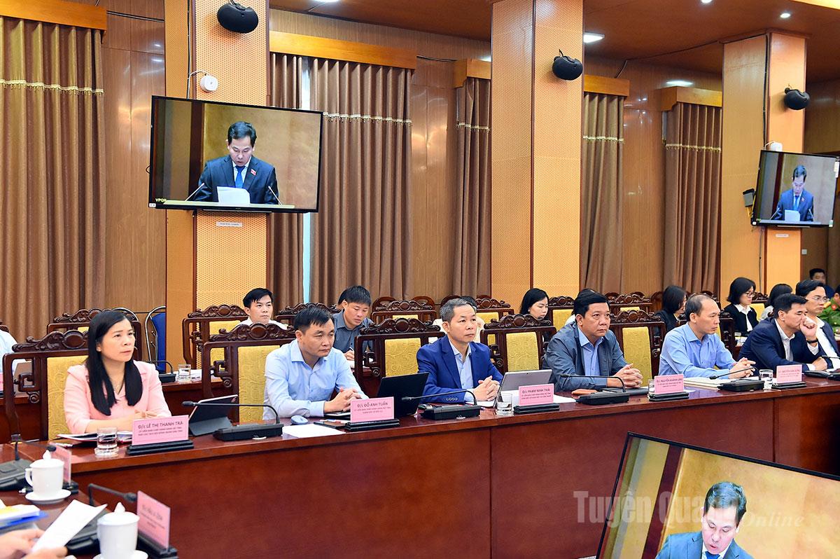 Делегати, присутні на конференції на мосту Туєн Куанг.