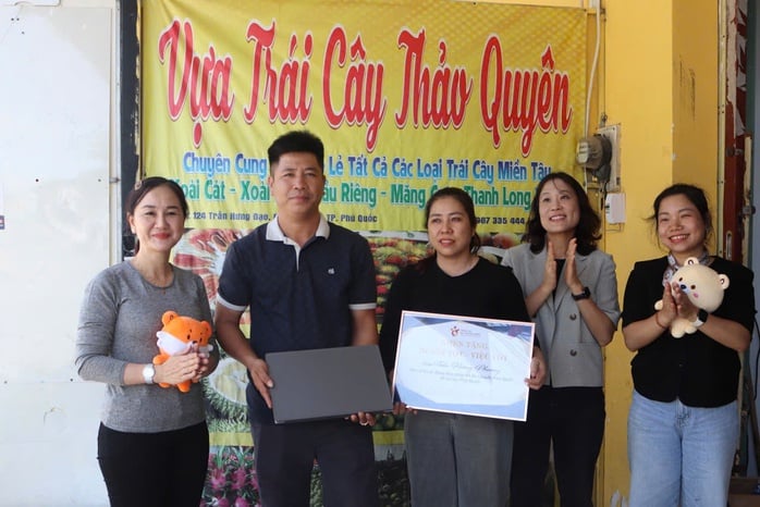 Đại diện Tổng cục Du lịch Hàn Quốc tri ân người đàn ông bán trái cây ở Phú Quốc - Ảnh 1.