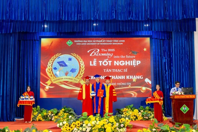 Pemberian diploma dan penyambungan lapangan pekerjaan bagi 1.140 insinyur dan magister baru - Foto 2. Trao bằng tốt nghiệp và kết nối việc làm cho 1.140 tân kỹ sư, thạc sĩ- Ảnh 2.