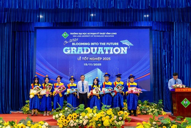 Pemberian diploma dan penyambungan lapangan pekerjaan bagi 1.140 insinyur dan magister baru - Foto 3. Trao bằng tốt nghiệp và kết nối việc làm cho 1.140 tân kỹ sư, thạc sĩ- Ảnh 3.