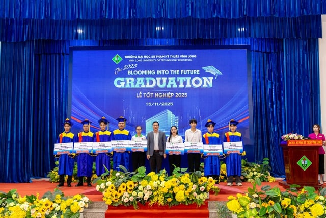 Pemberian diploma dan penyambungan lapangan pekerjaan bagi 1.140 insinyur dan magister baru - Foto 4. Trao bằng tốt nghiệp và kết nối việc làm cho 1.140 tân kỹ sư, thạc sĩ- Ảnh 4.