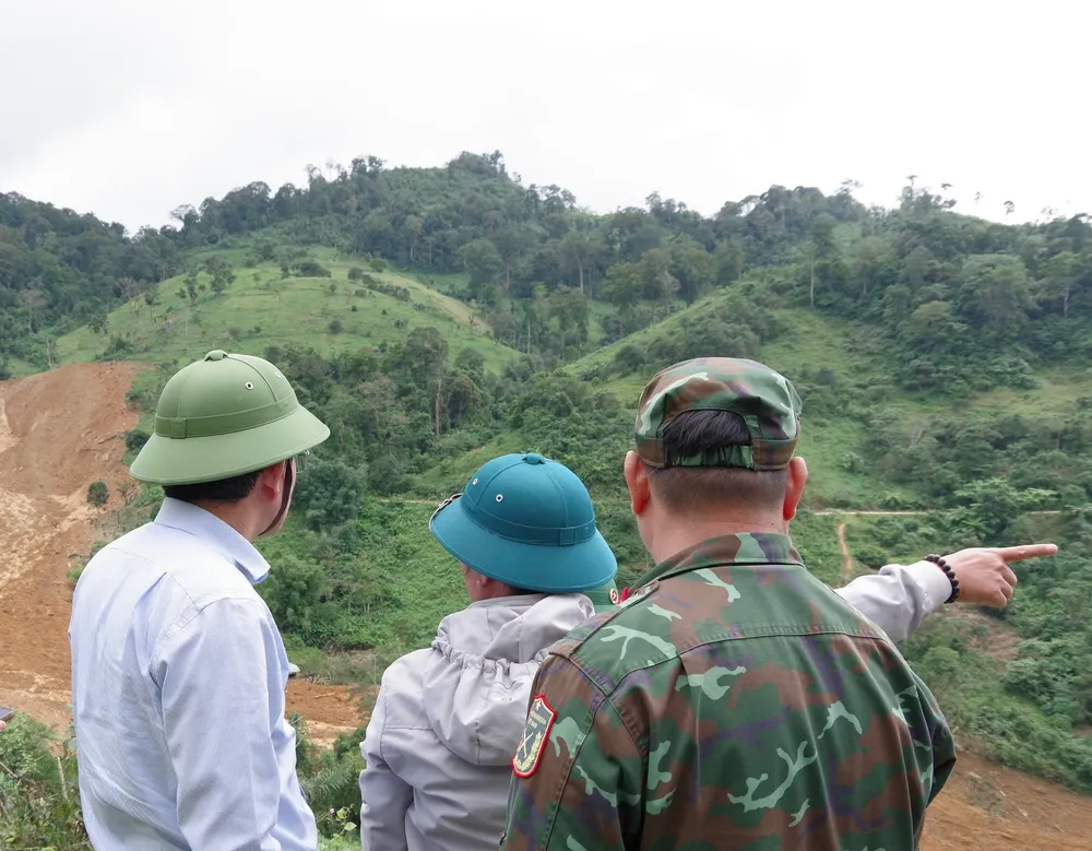 Vice ordförande för Da Nangs folkkommitté, Tran Nam Hung, inspekterade direkt platsen för jordskredet.