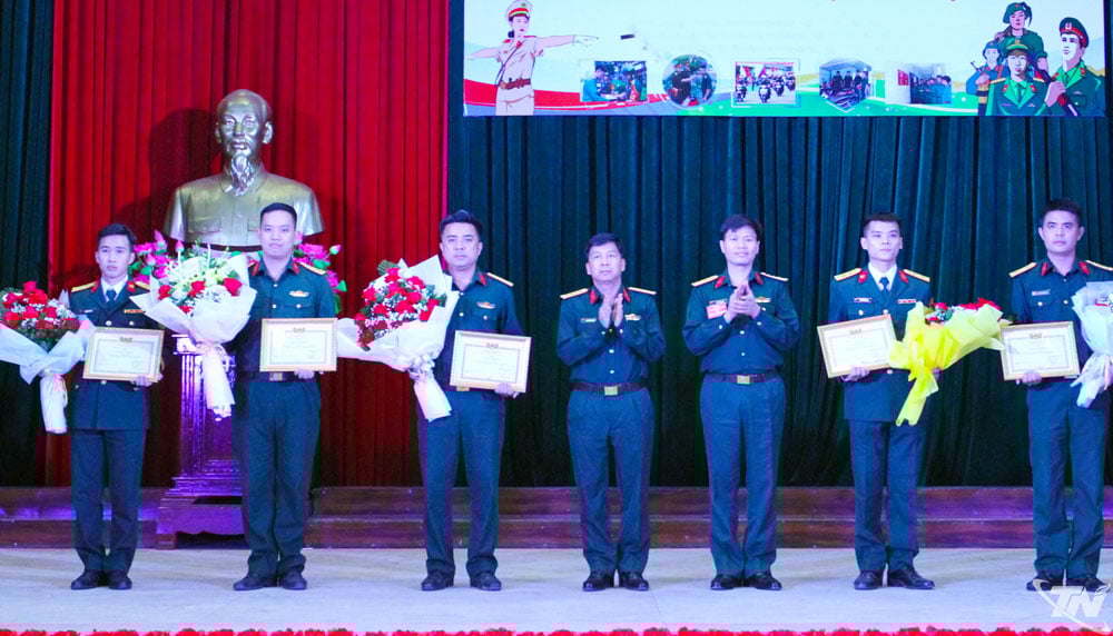 គណៈកម្មាធិការរៀបចំបានប្រគល់រង្វាន់ទី១ ទី២ និងទី៣ ដល់ក្រុមដែលចូលរួម និងស្នាដៃឆ្នើមក្នុងប្រភេទការប្រកួតនីមួយៗ។