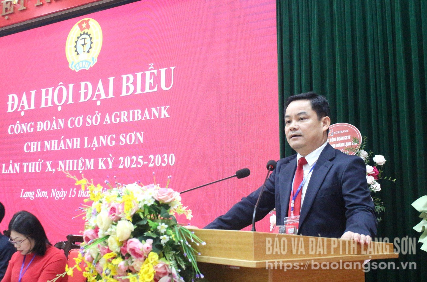 នាយកធនាគារកសិកម្ម និងអភិវឌ្ឍន៍ជនបទវៀតណាម - សាខា Lang Son ថ្លែងក្នុងអង្គសន្និបាត