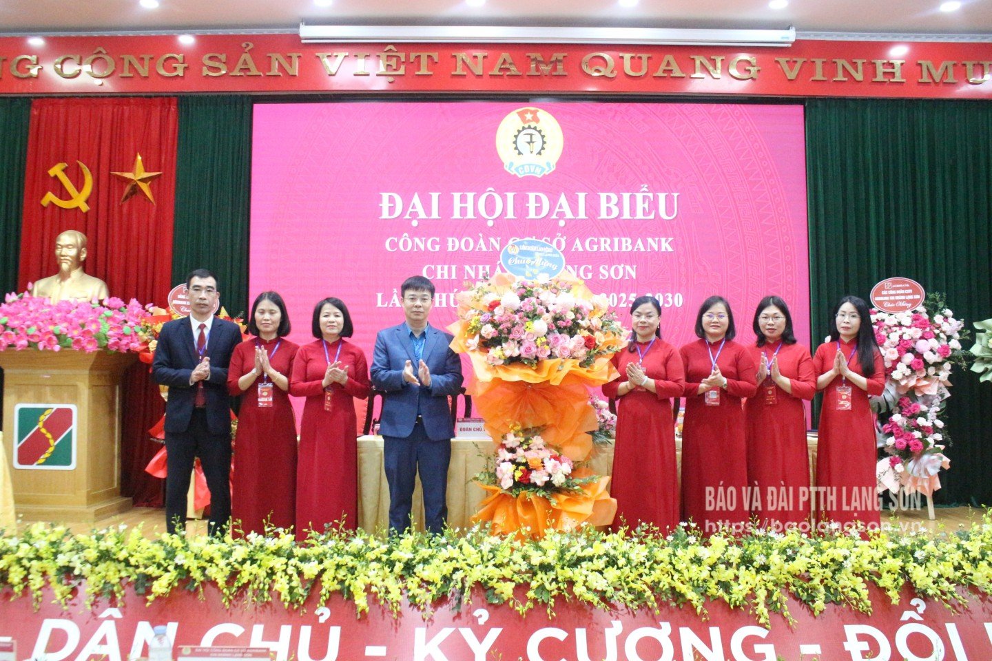 ថ្នាក់​ដឹក​នាំ​សហព័ន្ធ​ការងារ​ខេត្ត​បាន​ជូន​ផ្កា​ដើម្បី​អបអរ​សាទរ​ដល់​គណៈកម្មាធិការ​ប្រតិបត្តិ​ថ្មី​នៃ​សហជីព​ Agribank សាខា Lang Son។