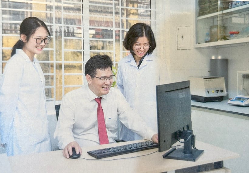 បុគ្គលិកមហាវិទ្យាល័យបរិស្ថានស្រាវជ្រាវនៅមន្ទីរពិសោធន៍គន្លឹះ GreenLab នៃបច្ចេកវិទ្យាបរិស្ថានបៃតង និងការកែច្នៃកាកសំណល់។