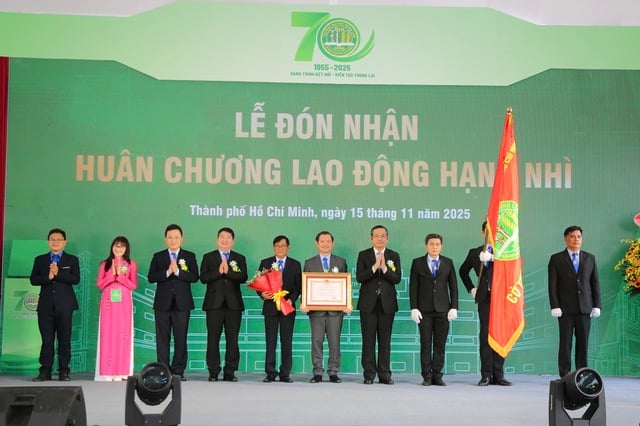 Trường ĐH Nông lâm TP.HCM nhận Huân chương Lao động hạng Nhì  - Ảnh 1.